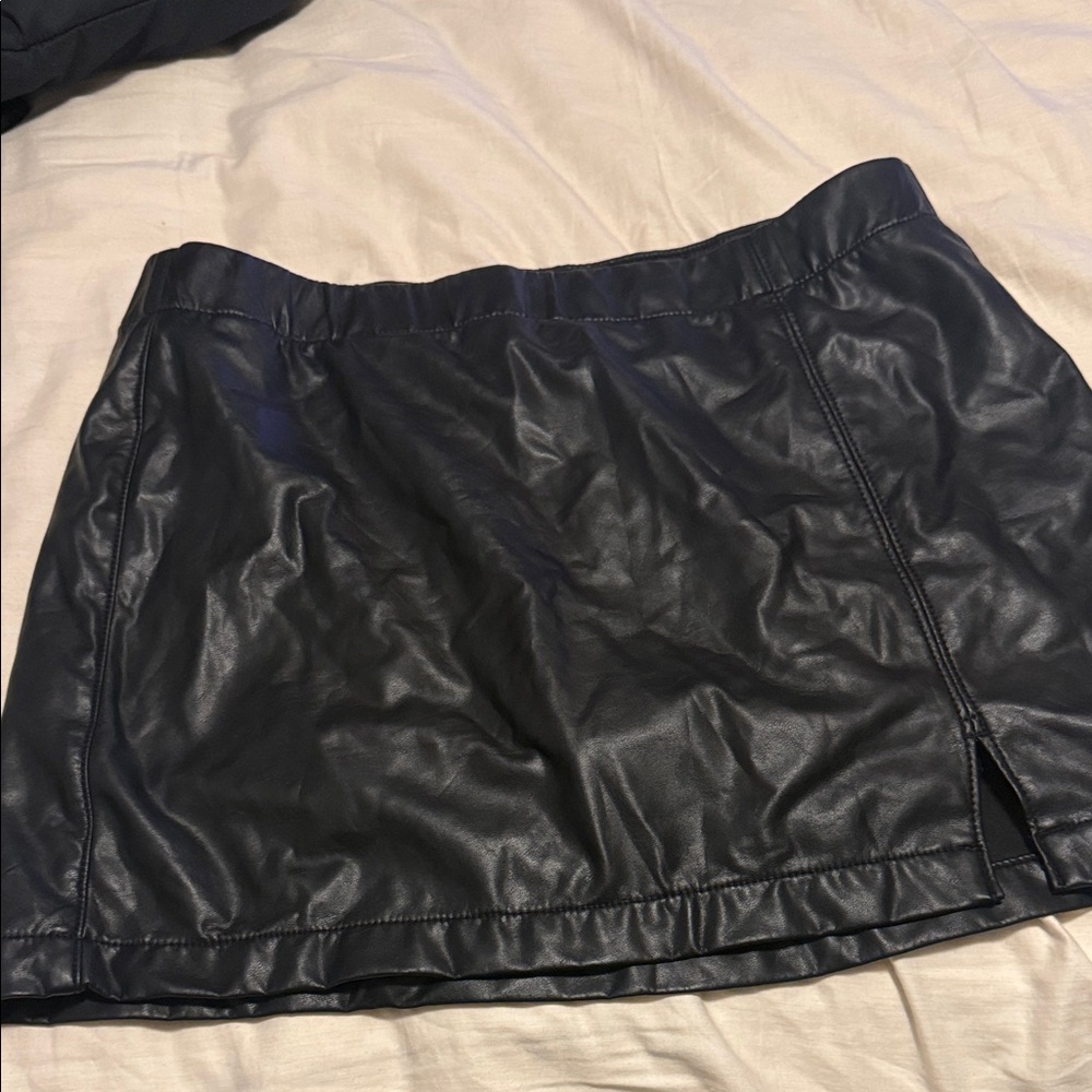American Eagle Black Faux Leather Mini Skort Sz XL Long
